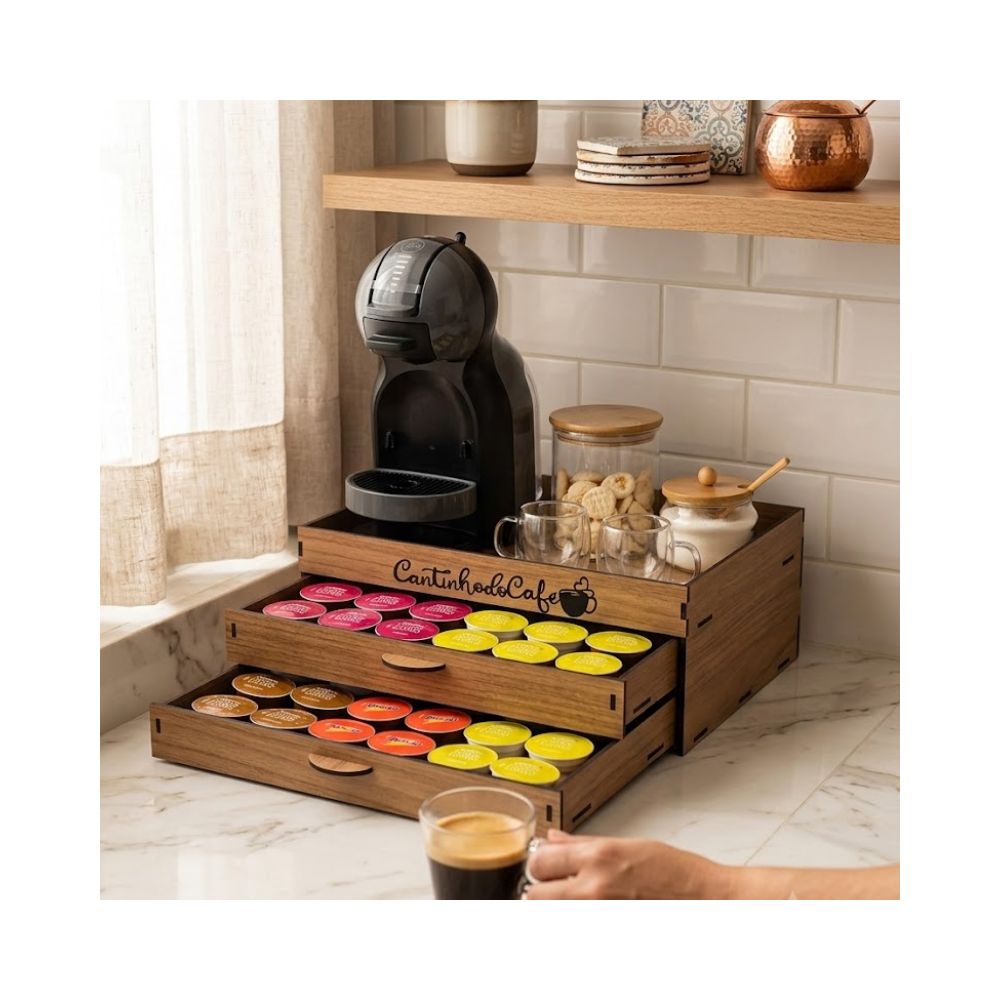 Bandeja organizadora para cantinho do café em MDF preto, com duas gavetas abertas exibindo divisórias para 48 cápsulas de café Dolce Gusto.