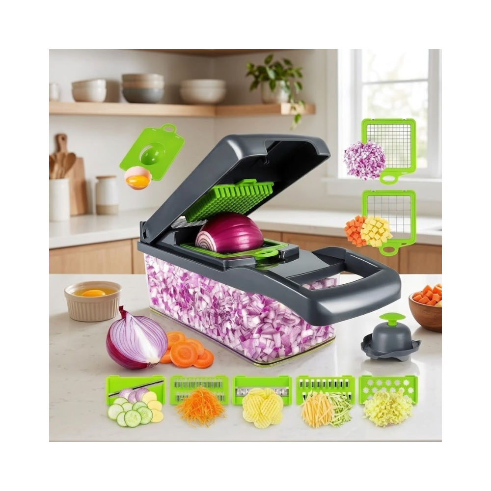 Cortador de legumes multifuncional cinza e verde posicionado sobre uma bancada de cozinha branca e limpa estilo Pinterest. O recipiente transparente do cortador está cheio de cebolas picadas em cubos. Ao redor do produto, aparecem lâminas intercambiáveis com demonstrações de vegetais fatiados, uma cebola roxa inteira e pequenas tigelas com cenoura e ovos, com armários de cozinha iluminados ao fundo.