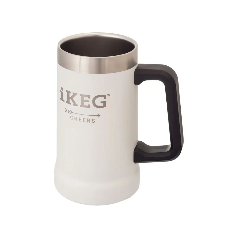 "Close da caneca térmica mostrando o acabamento em aço inoxidável."